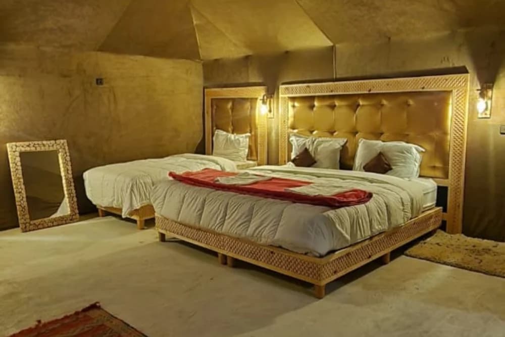 Bivac de Lujo en Merzouga: Paseo en Camello + Cena y Espectáculo + Baño Privado