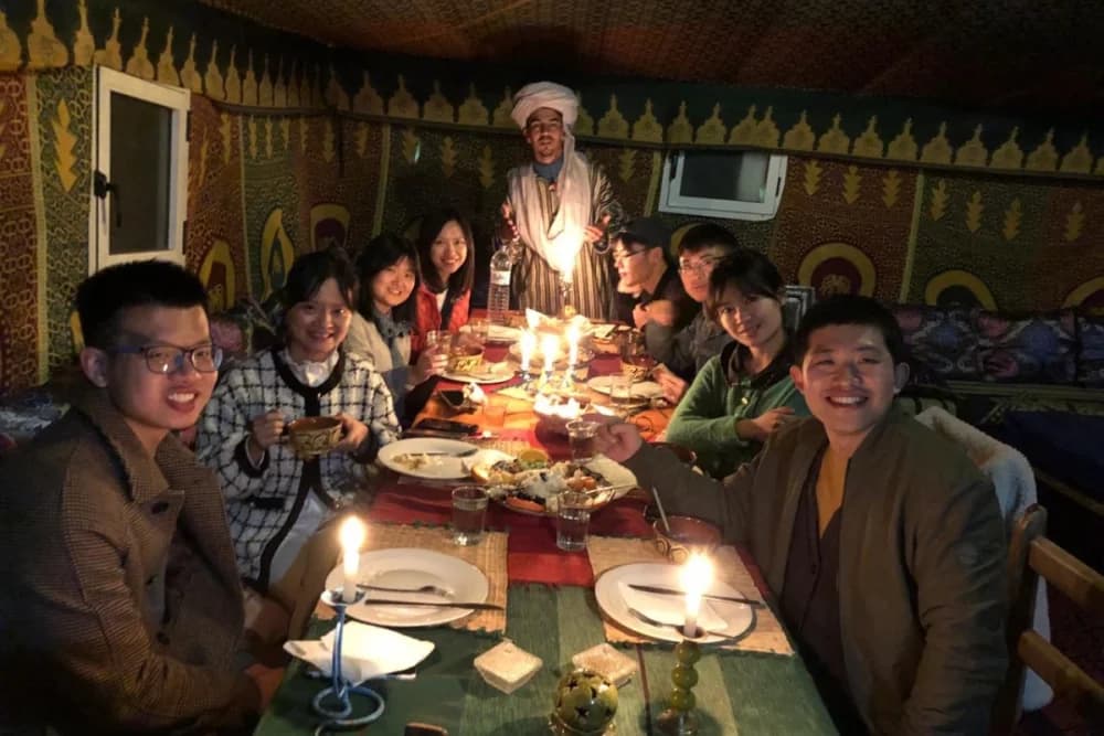 Merzouga Vivac Fijo Estándar + Paseo en Camello + Cena y Espectáculo + Sandboarding
