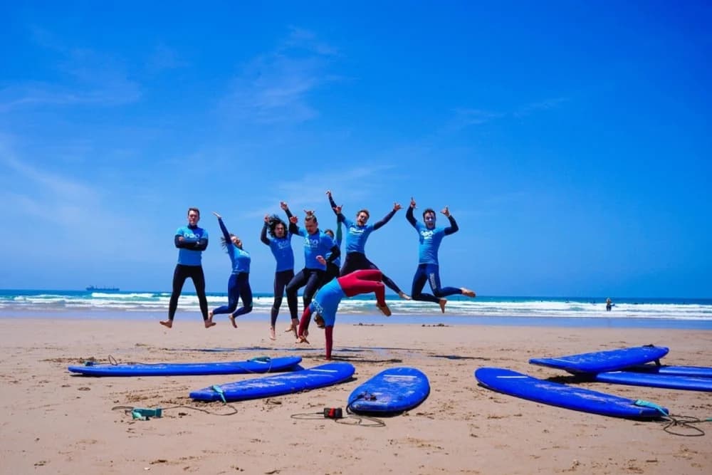 Taghazout Retiro en Grupo de 7 Días (6+ Personas) + 5 Clases de Surf + 2 Sesiones de Yoga + Comidas + Alojamiento