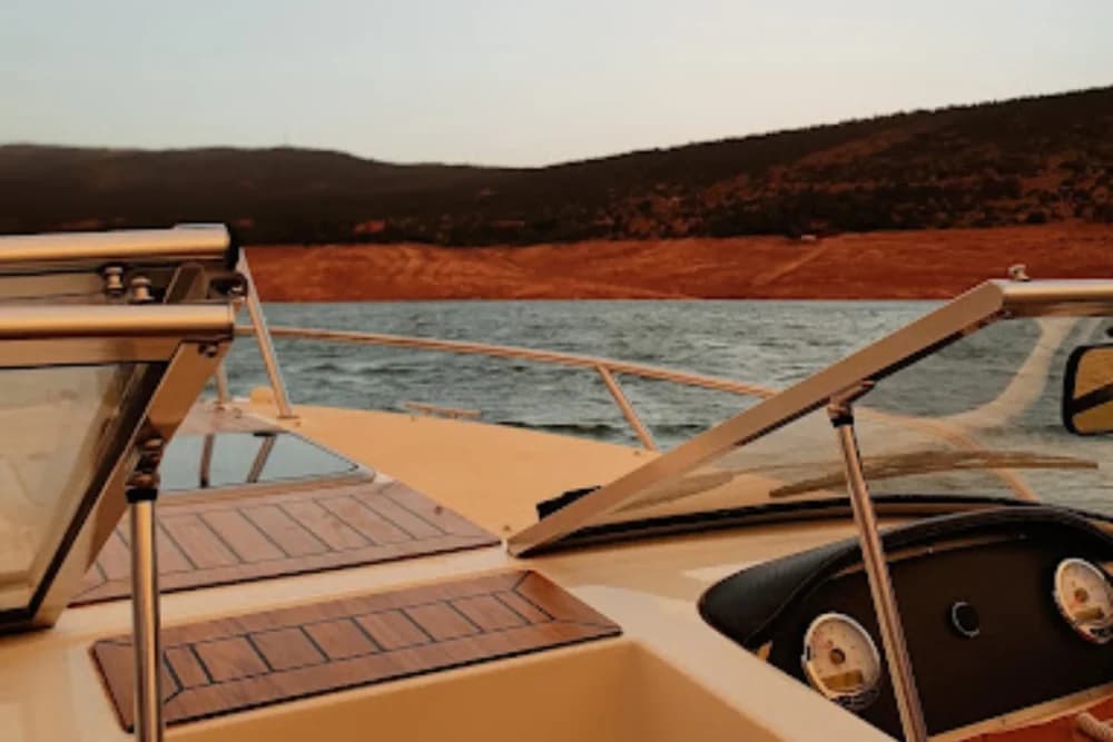 Bin El Ouidane Boat Tour. Paseo en barco de 1 hora con música y tajine a bordo