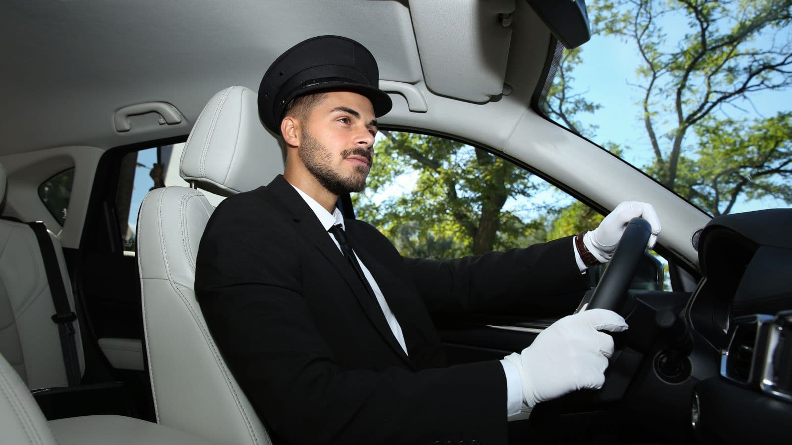 Viajes de Negocios y VIP en Marruecos: Beneficios de los Coches con Conductor vs Taxis Regulares