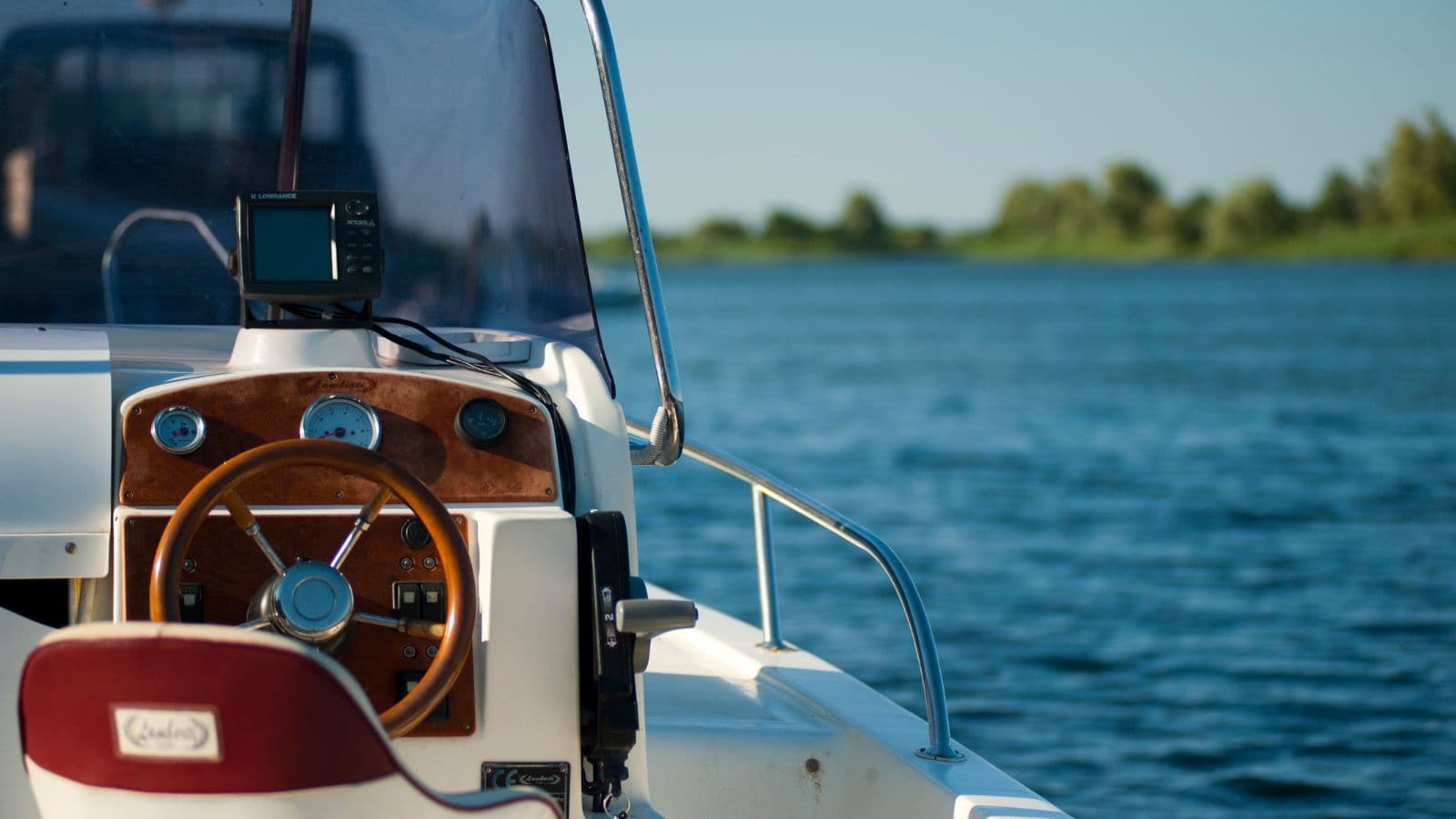 Capitán, Combustible, Aperitivos: Qué Incluye Realmente un Alquiler de Barco en Marruecos con MarHire