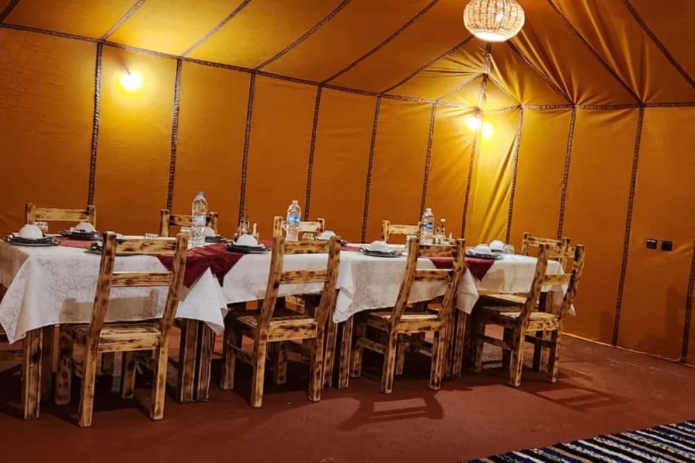 Bivac de Lujo en Merzouga: Paseo en Camello + Cena y Espectáculo + Baño Privado
